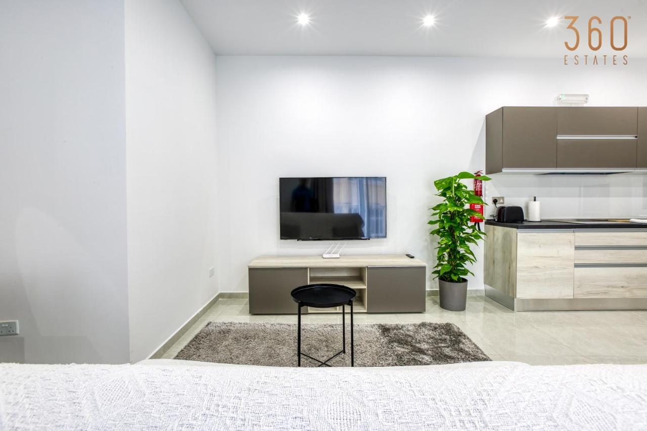 A Lovely 1Br Home With Balcony Just Off The Coast By 360 Estates San Julián Exterior foto