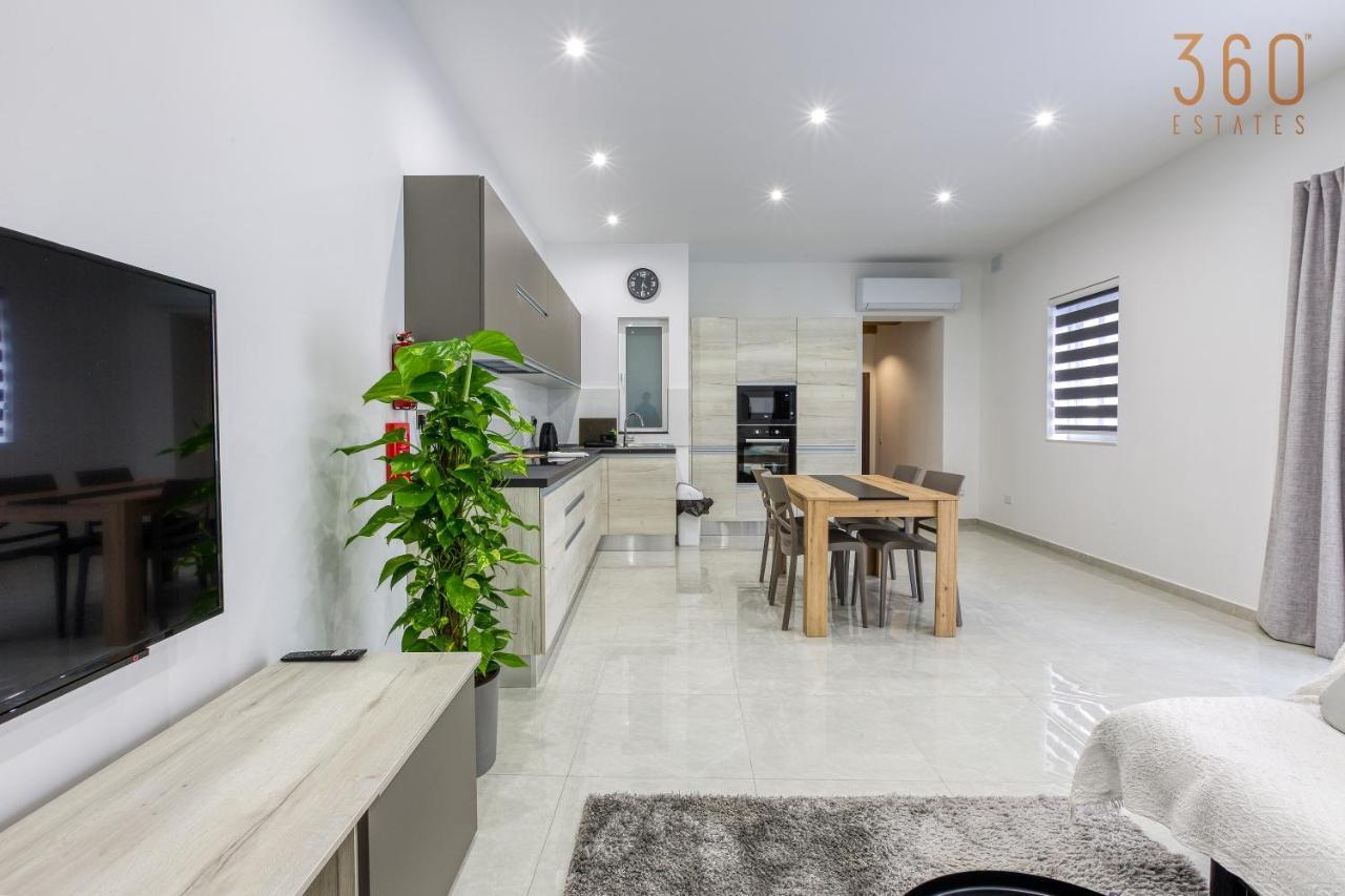 A Lovely 1Br Home With Balcony Just Off The Coast By 360 Estates San Julián Exterior foto